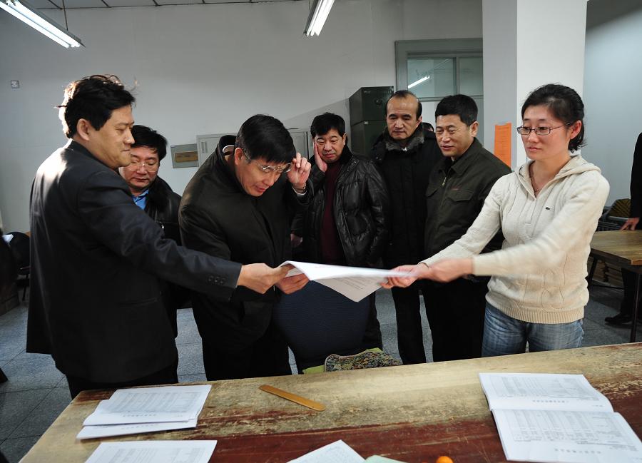 鄧麥村秘書長(zhǎng)、吳建國(guó)副秘書長(zhǎng)慰問(wèn)機(jī)關(guān)職工